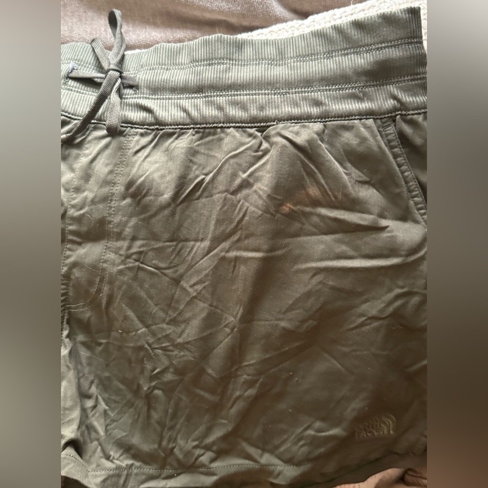 North face shorts - Picture 3 of 5